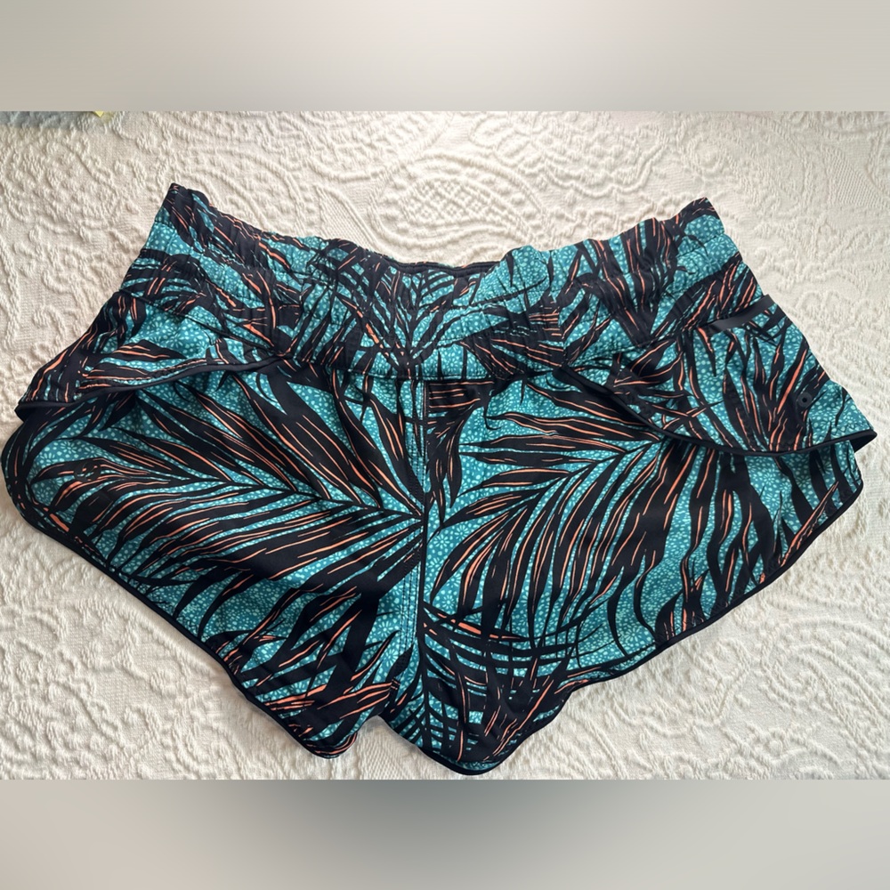 Size 4 Reversibile Surf Short Lululemon athletica